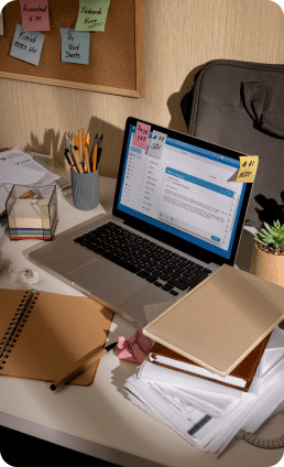 مهندس اتصالات يراجع مخططات مشروع على مكتبه