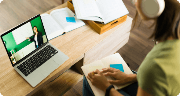 مشاركون يتعاونون خلال ورشة عمل تدريبية