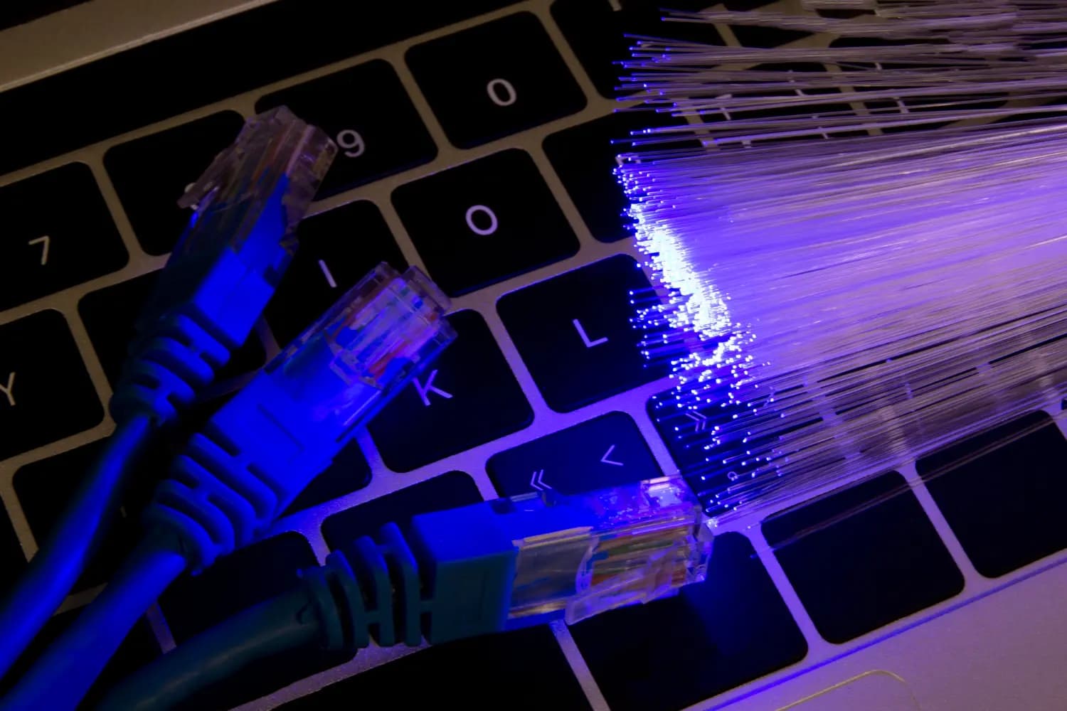 ما الفرق بين SDH و DWDM في شبكات النقل